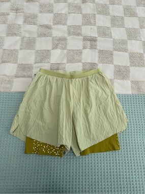 NWOT Lululemon Surge Lined Short 6" *Special Edition
Dew Green / Auric Gold